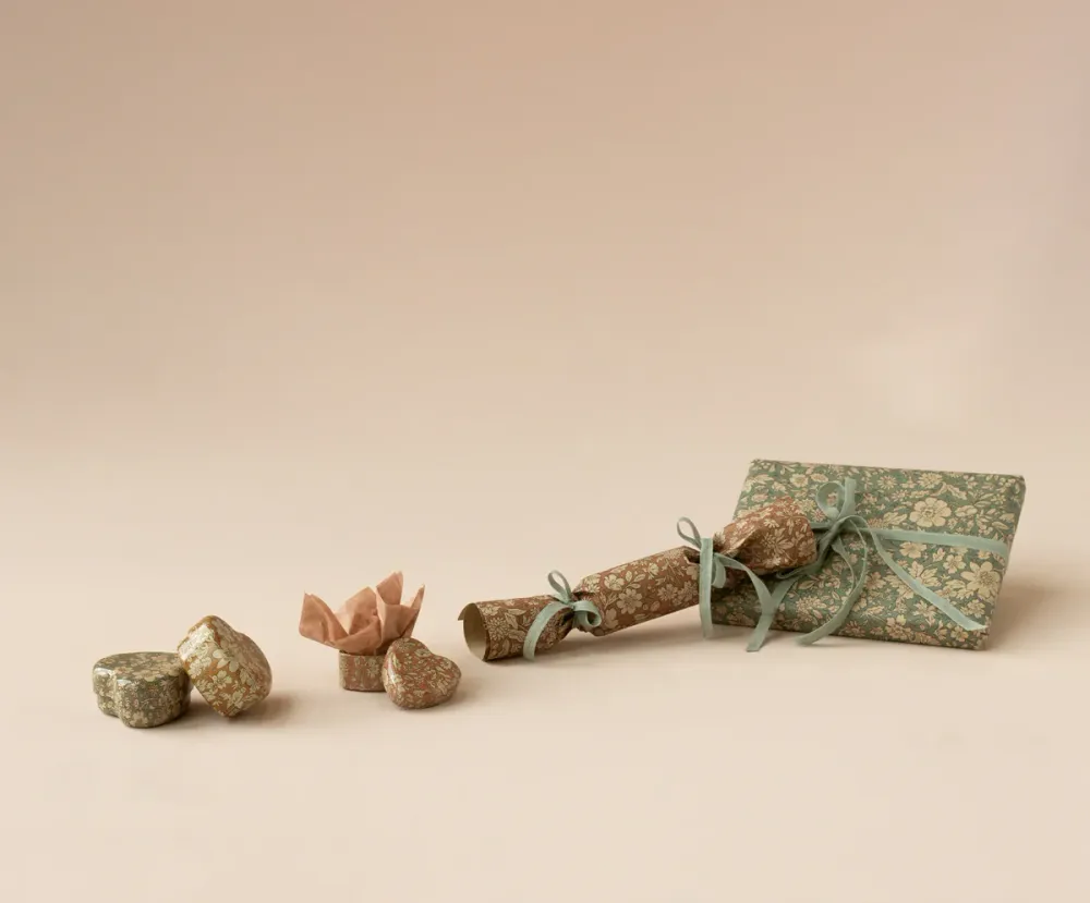 Maileg Метална кутия във формата на сърце, 2 бр. - Blue/Ocher blossom
