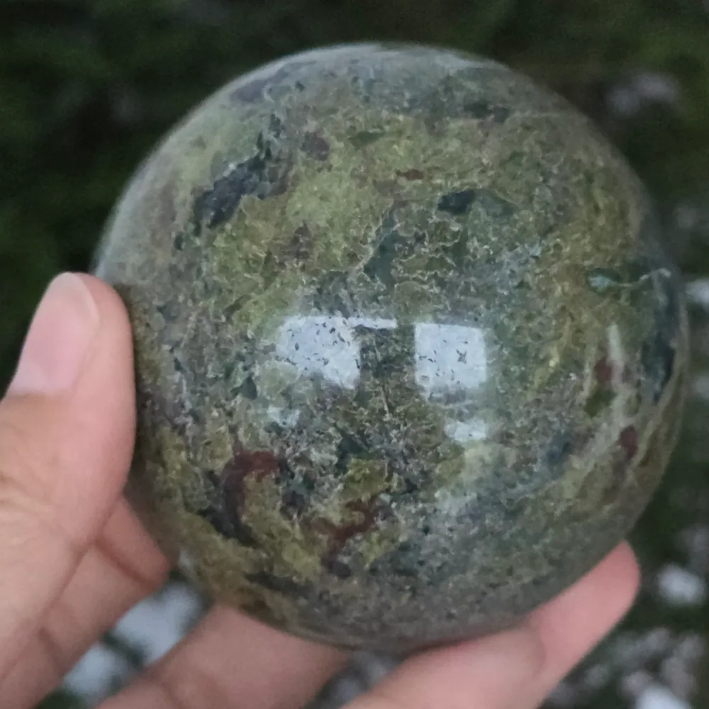 Сфера камък драконова кръв (епидот & пиедмонит) модел 3