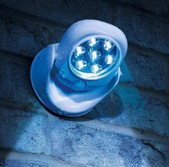 LED лампа със сензор за движение, работи на батерии